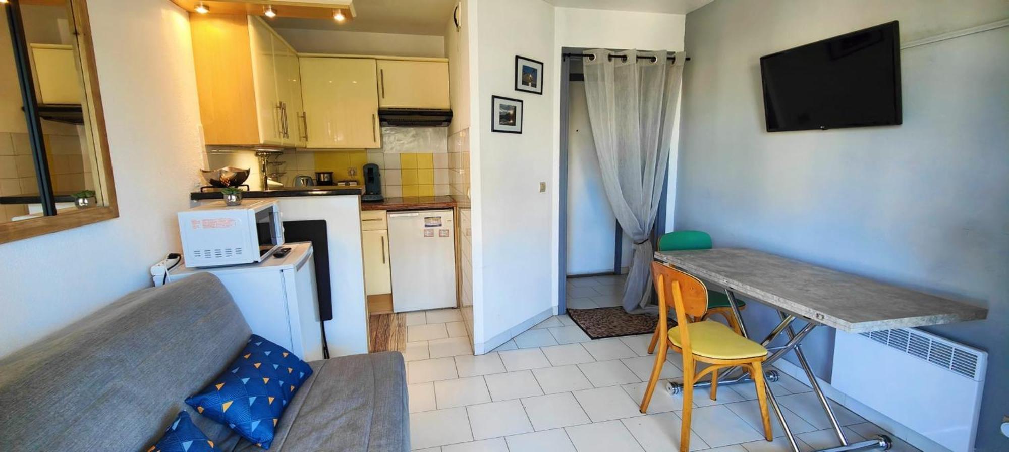 Appartement Nest With Balcony Close To The Sea